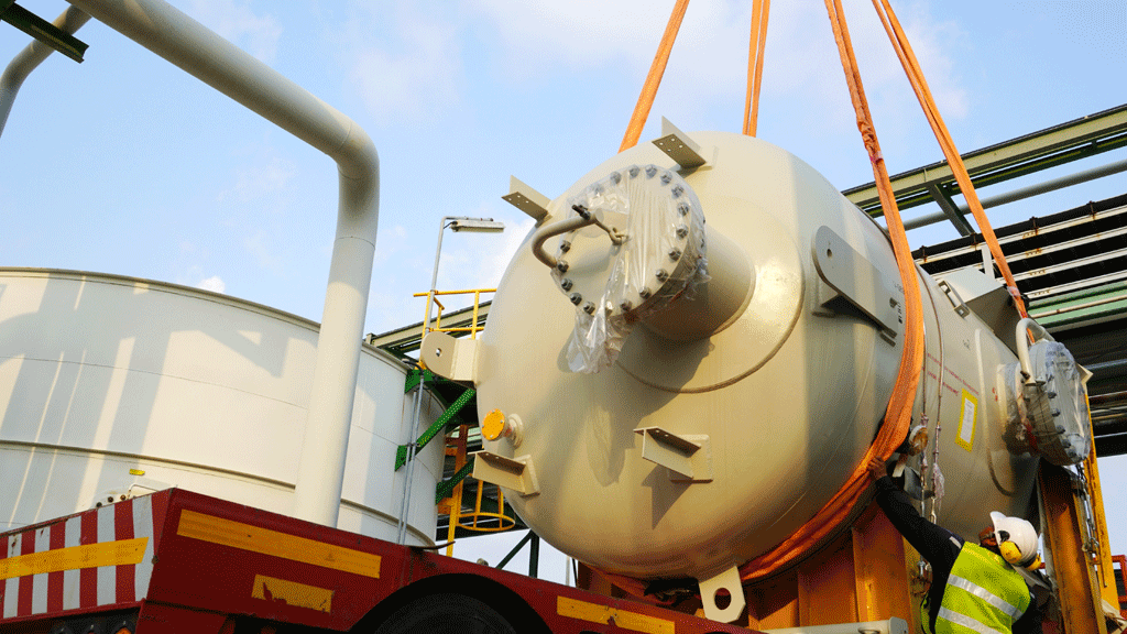 Techniciens installant citerne propane blanche dans zone artisanale