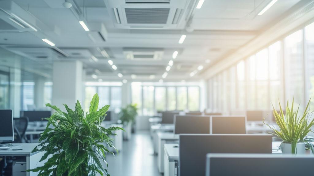 Espace de bureau commercial avec système CVC performant assurant le confort des employés